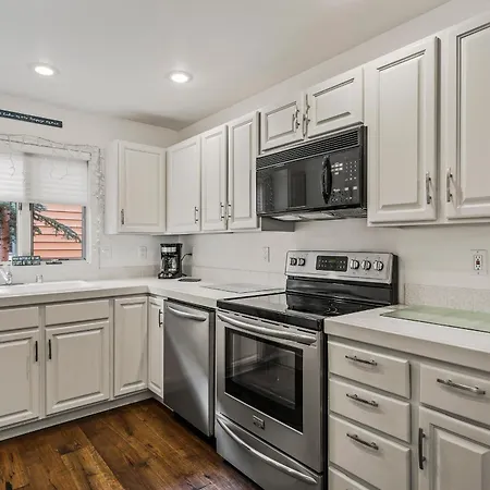 153 Mccloud The Perfect Location! Enjoy The Sun Drenched Deck Villa